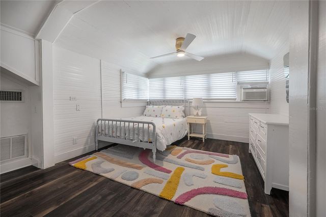 5608 N SEMINOLE AVENUE, Tampa, FL 33604