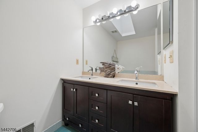 19 Maple Ln, Mount Arlington Boro, NJ 07856