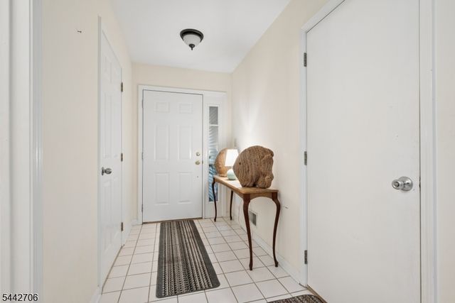 19 Maple Ln, Mount Arlington Boro, NJ 07856