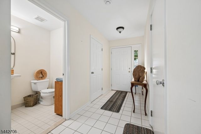 19 Maple Ln, Mount Arlington Boro, NJ 07856