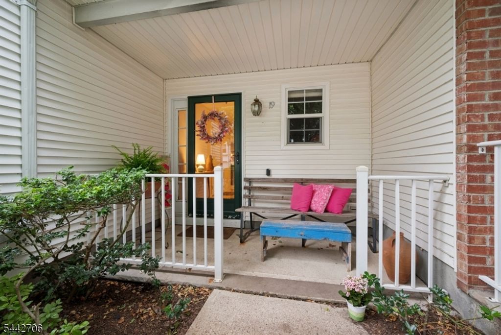 19 Maple Ln, Mount Arlington Boro, NJ 07856