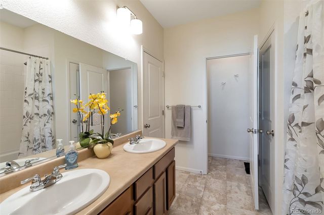 855 N Waterloo Circle, Aurora, CO 80018