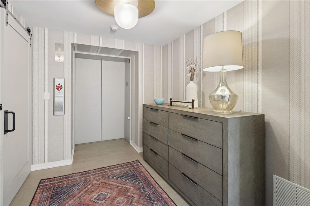 Image 2 of property listing at 1400 W Monroe Street 2A, Chicago, IL 60607
