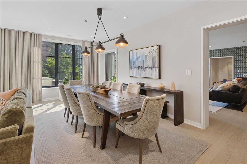 Image 11 of property listing at 1400 W Monroe Street 2A, Chicago, IL 60607