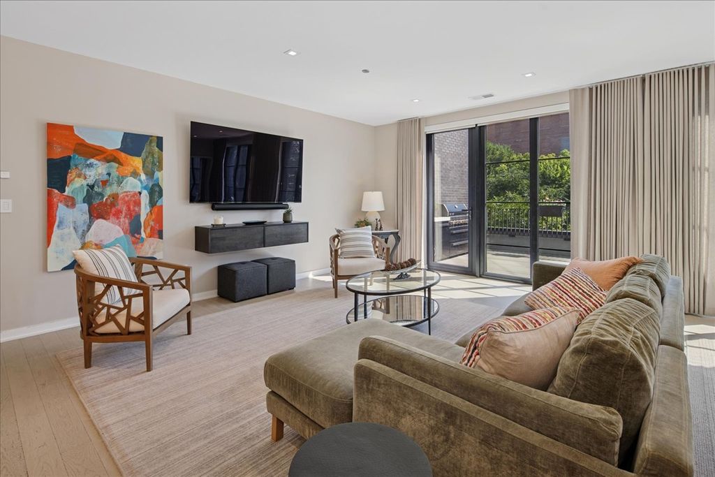 Image 12 of property listing at 1400 W Monroe Street 2A, Chicago, IL 60607