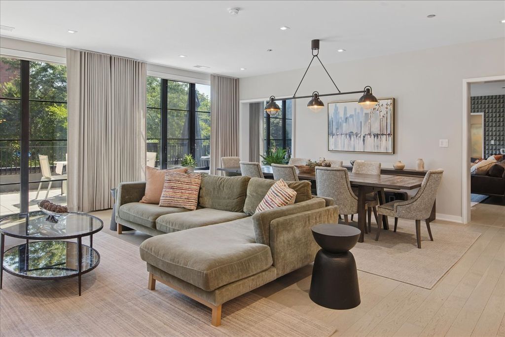 Image 13 of property listing at 1400 W Monroe Street 2A, Chicago, IL 60607