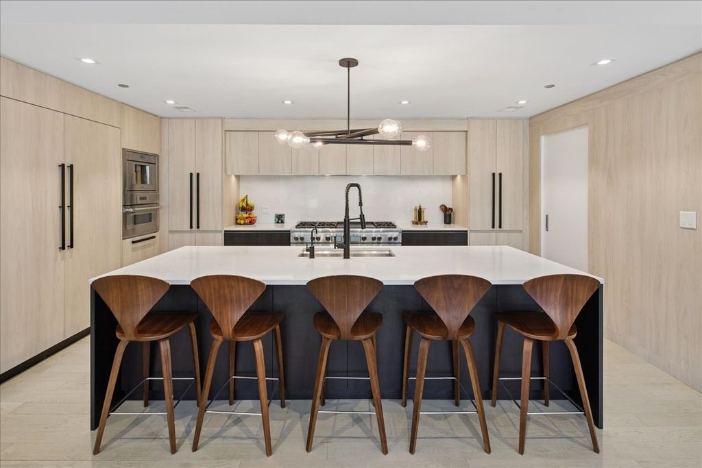 Image 14 of property listing at 1400 W Monroe Street 2A, Chicago, IL 60607