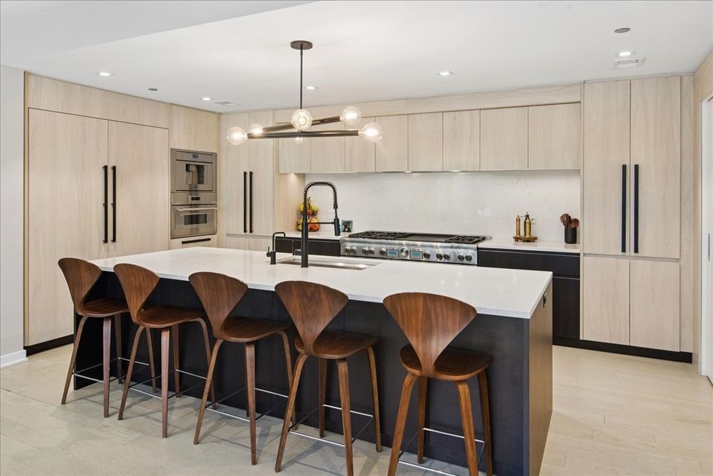 Image 15 of property listing at 1400 W Monroe Street 2A, Chicago, IL 60607