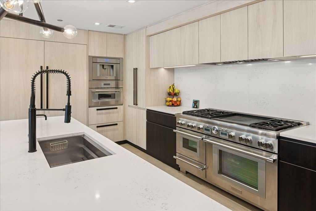Image 16 of property listing at 1400 W Monroe Street 2A, Chicago, IL 60607