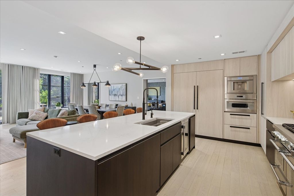 Image 17 of property listing at 1400 W Monroe Street 2A, Chicago, IL 60607