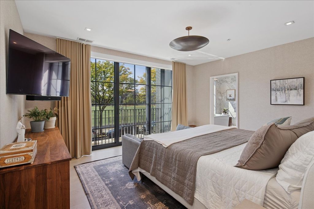 Image 18 of property listing at 1400 W Monroe Street 2A, Chicago, IL 60607