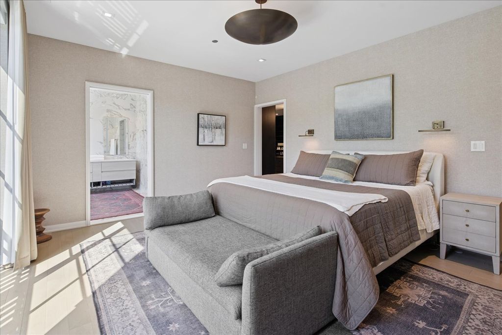 Image 19 of property listing at 1400 W Monroe Street 2A, Chicago, IL 60607