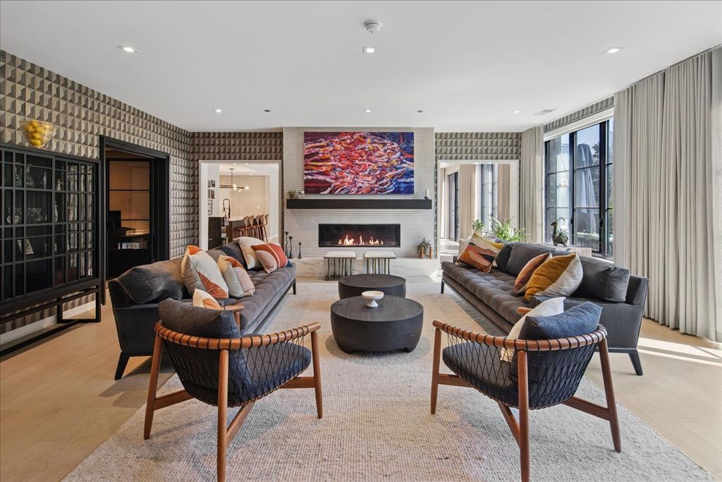 Image 3 of property listing at 1400 W Monroe Street 2A, Chicago, IL 60607