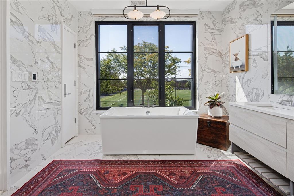 Image 21 of property listing at 1400 W Monroe Street 2A, Chicago, IL 60607