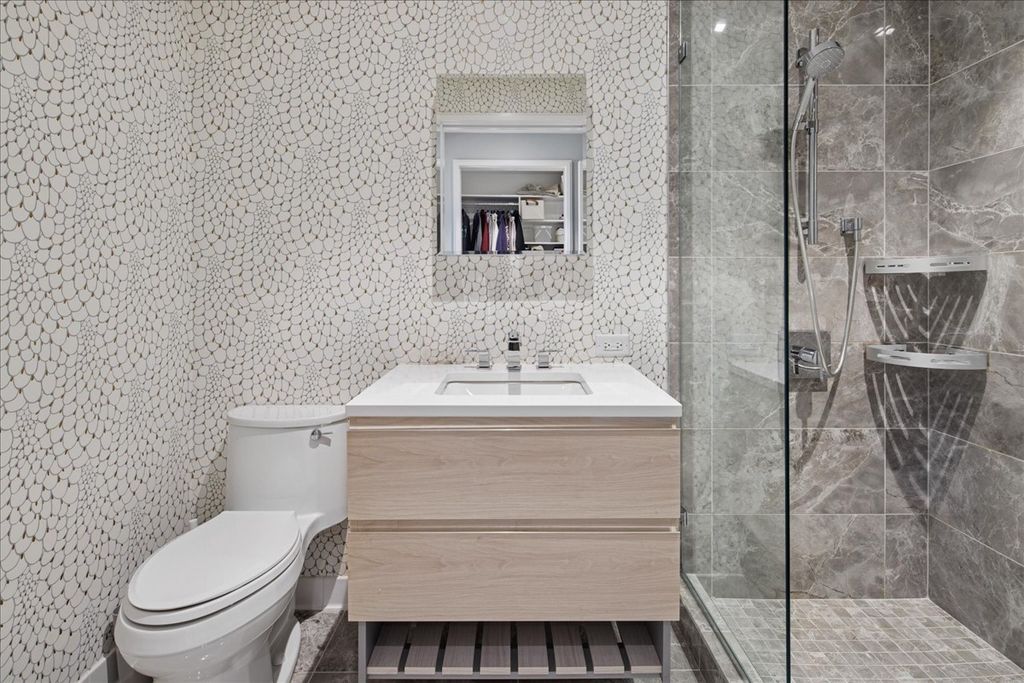 Image 27 of property listing at 1400 W Monroe Street 2A, Chicago, IL 60607