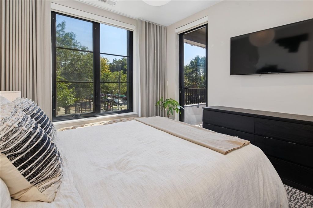 Image 28 of property listing at 1400 W Monroe Street 2A, Chicago, IL 60607