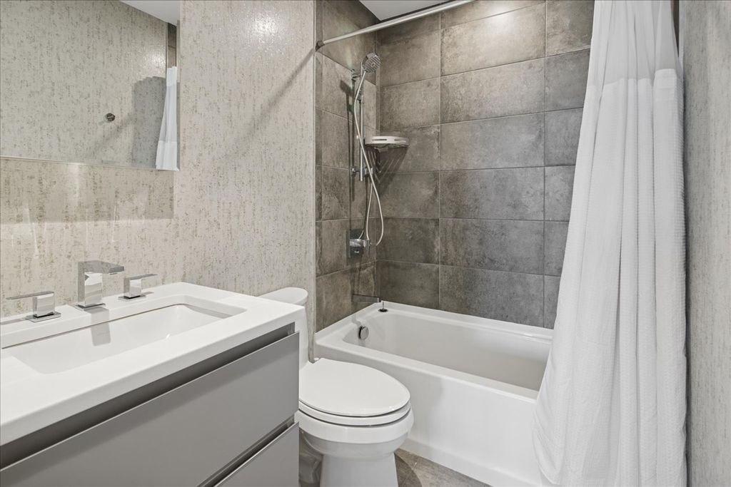 Image 29 of property listing at 1400 W Monroe Street 2A, Chicago, IL 60607