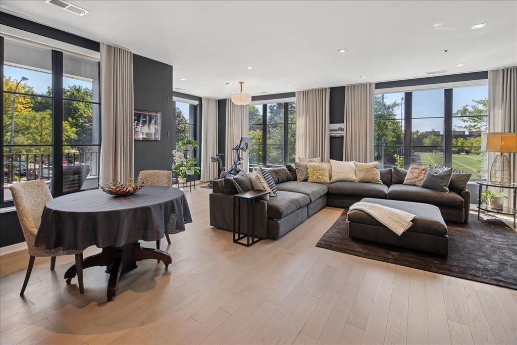 Image 30 of property listing at 1400 W Monroe Street 2A, Chicago, IL 60607