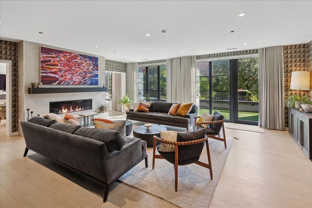 Image 4 of property listing at 1400 W Monroe Street 2A, Chicago, IL 60607