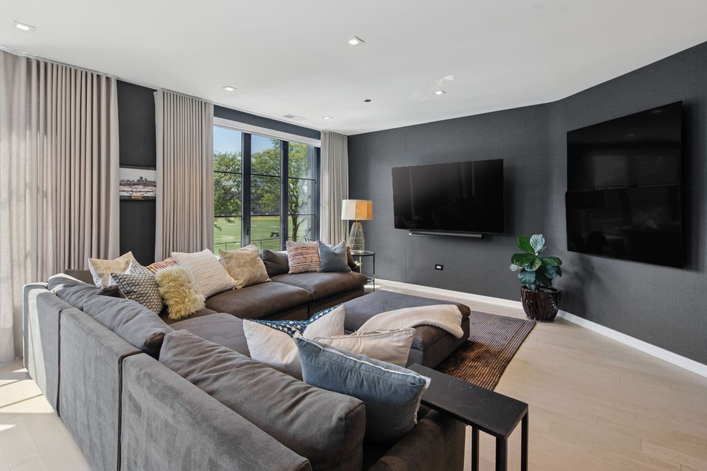 Image 31 of property listing at 1400 W Monroe Street 2A, Chicago, IL 60607