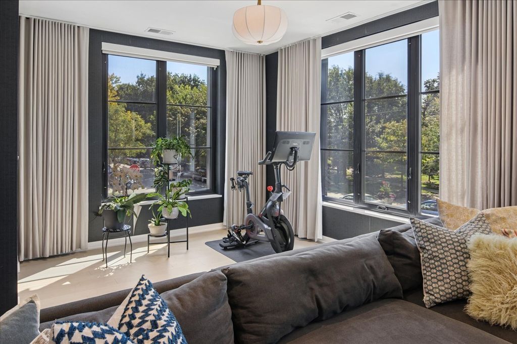 Image 32 of property listing at 1400 W Monroe Street 2A, Chicago, IL 60607