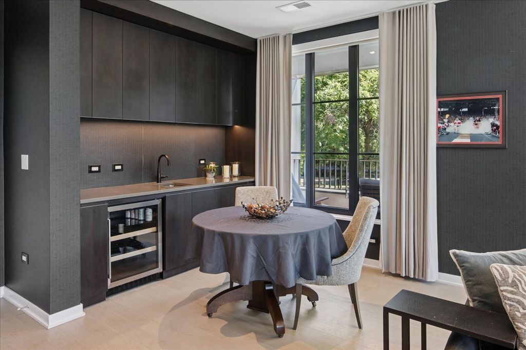 Image 33 of property listing at 1400 W Monroe Street 2A, Chicago, IL 60607