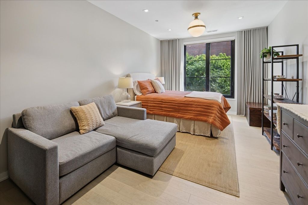 Image 35 of property listing at 1400 W Monroe Street 2A, Chicago, IL 60607