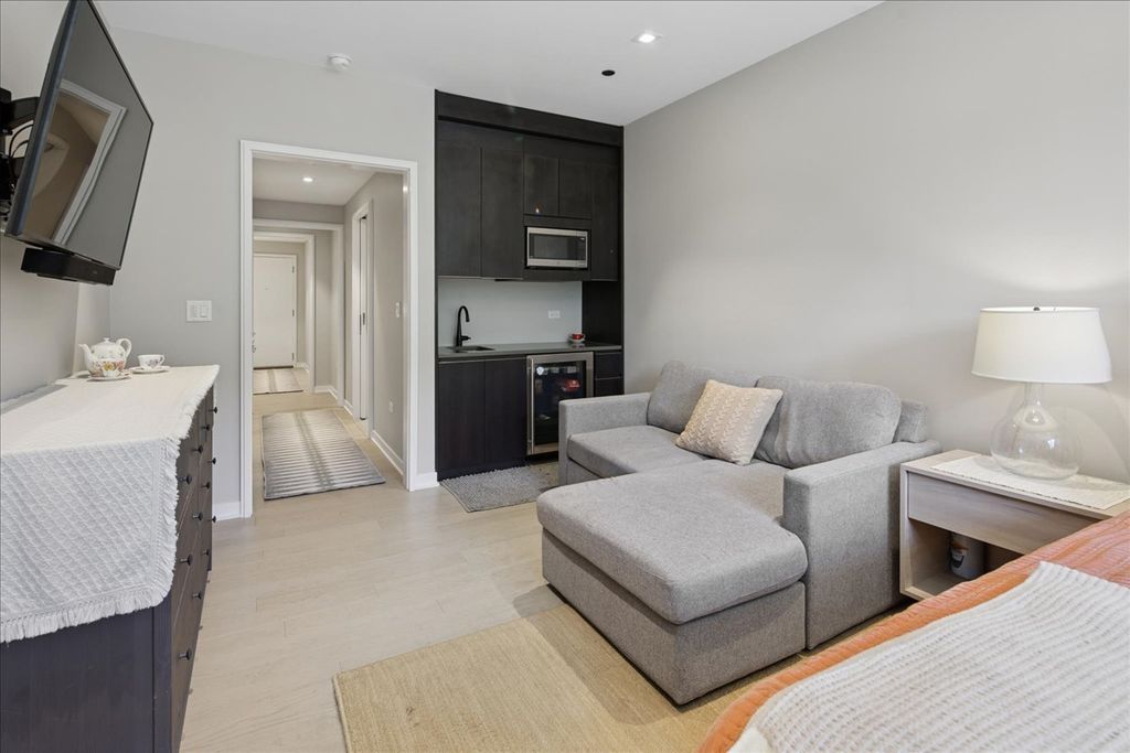 Image 36 of property listing at 1400 W Monroe Street 2A, Chicago, IL 60607