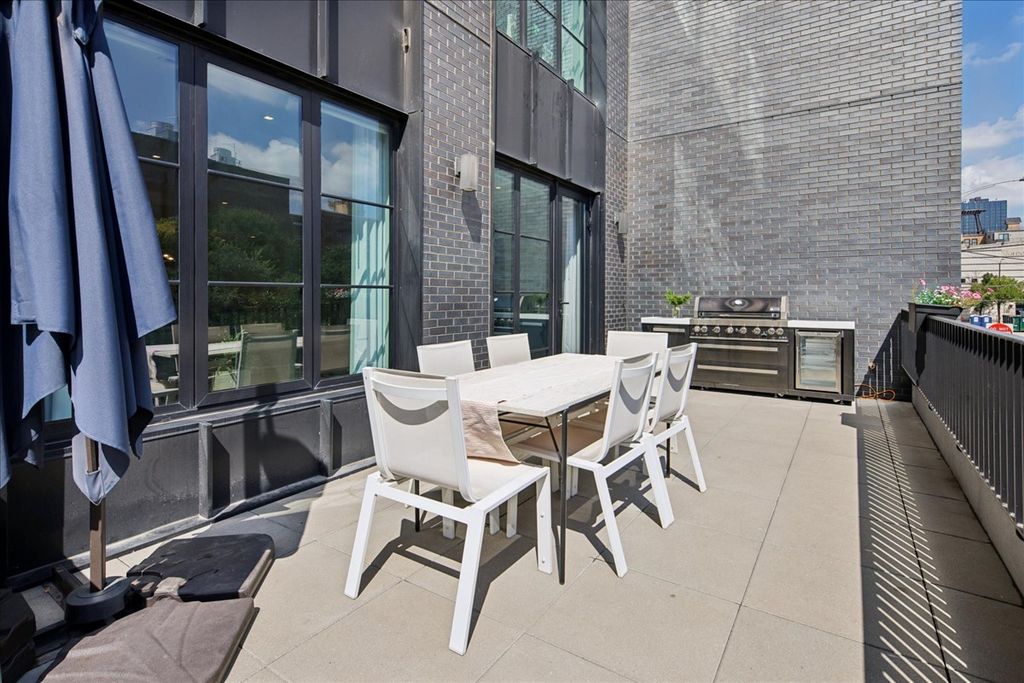Image 38 of property listing at 1400 W Monroe Street 2A, Chicago, IL 60607