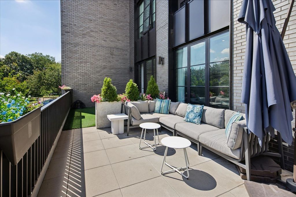 Image 39 of property listing at 1400 W Monroe Street 2A, Chicago, IL 60607