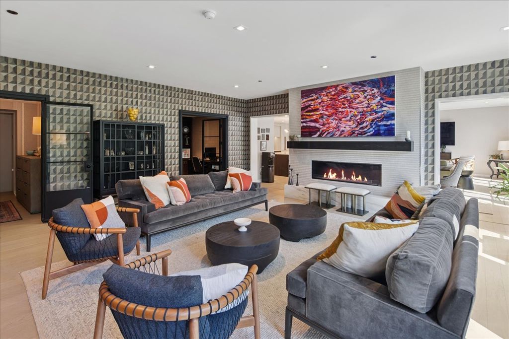 Image 5 of property listing at 1400 W Monroe Street 2A, Chicago, IL 60607