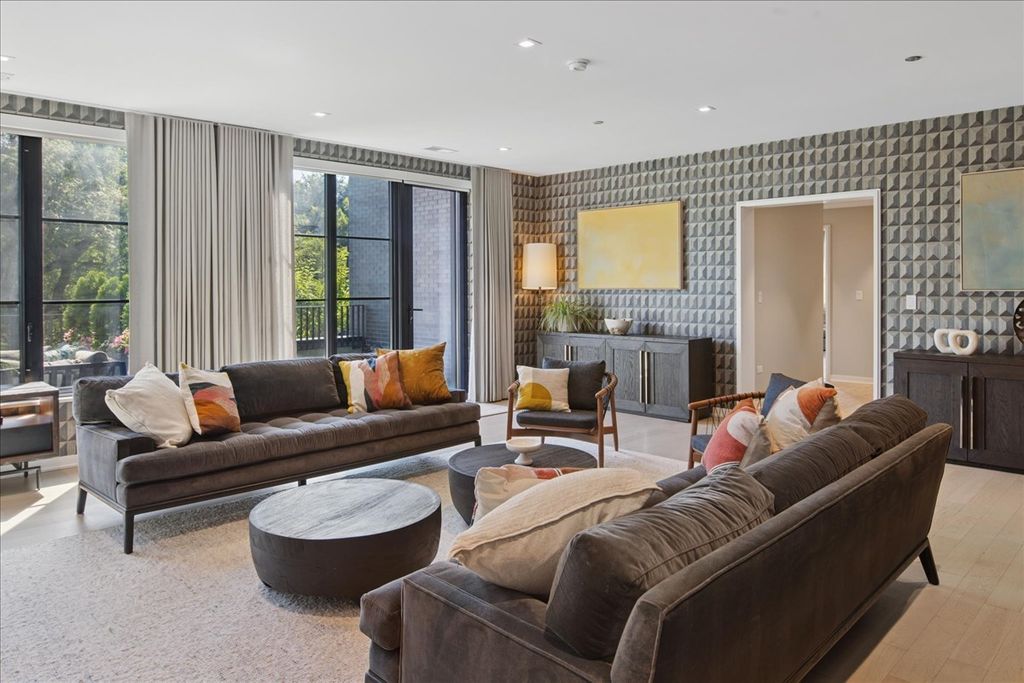 Image 6 of property listing at 1400 W Monroe Street 2A, Chicago, IL 60607