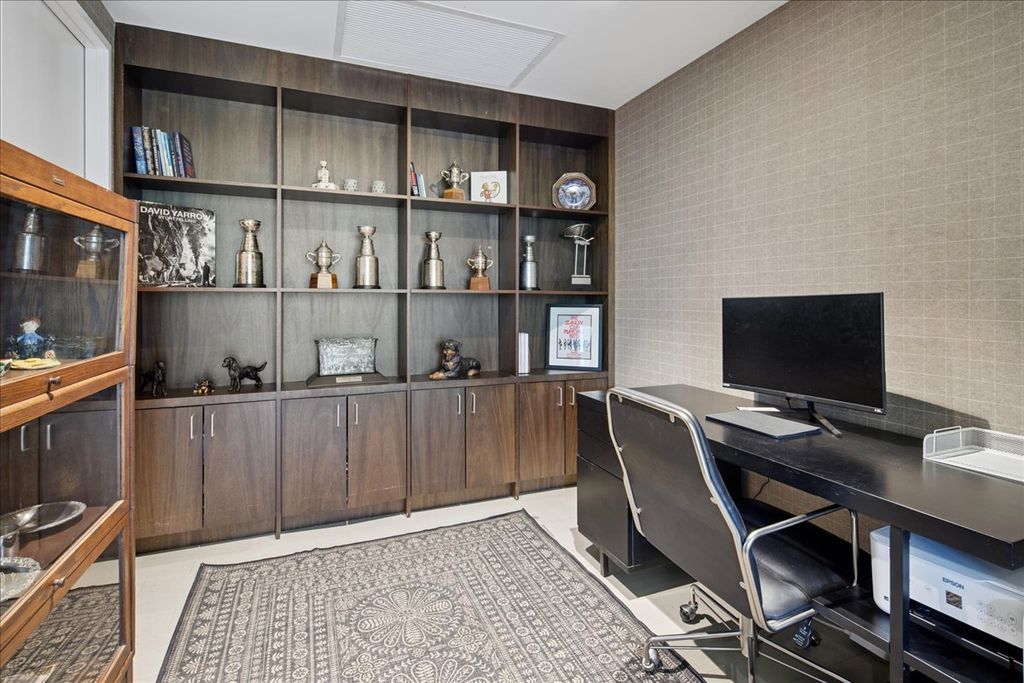 Image 8 of property listing at 1400 W Monroe Street 2A, Chicago, IL 60607