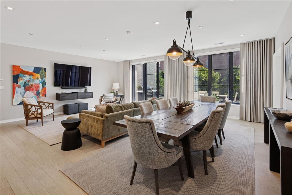 Image 9 of property listing at 1400 W Monroe Street 2A, Chicago, IL 60607