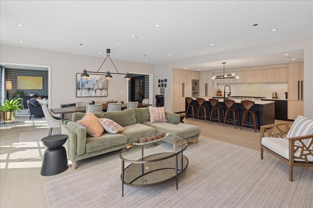 Image 10 of property listing at 1400 W Monroe Street 2A, Chicago, IL 60607