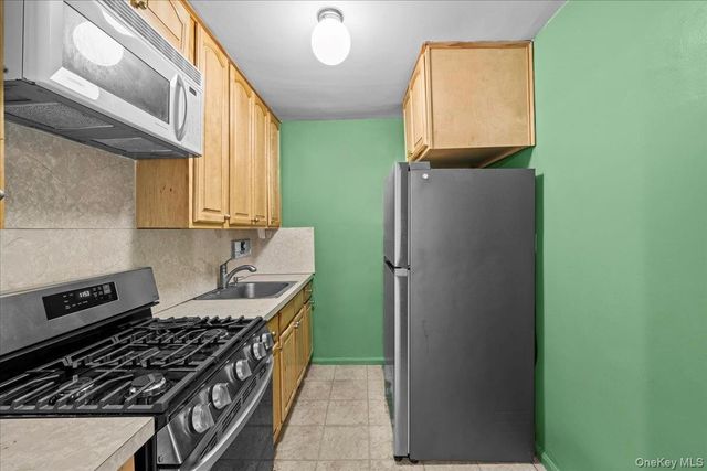 8935 155th Ave 3M, Howard Beach, NY 11414