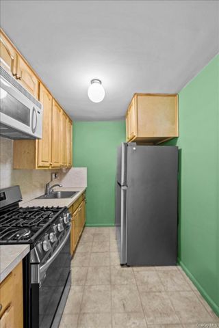 8935 155th Ave 3M, Howard Beach, NY 11414