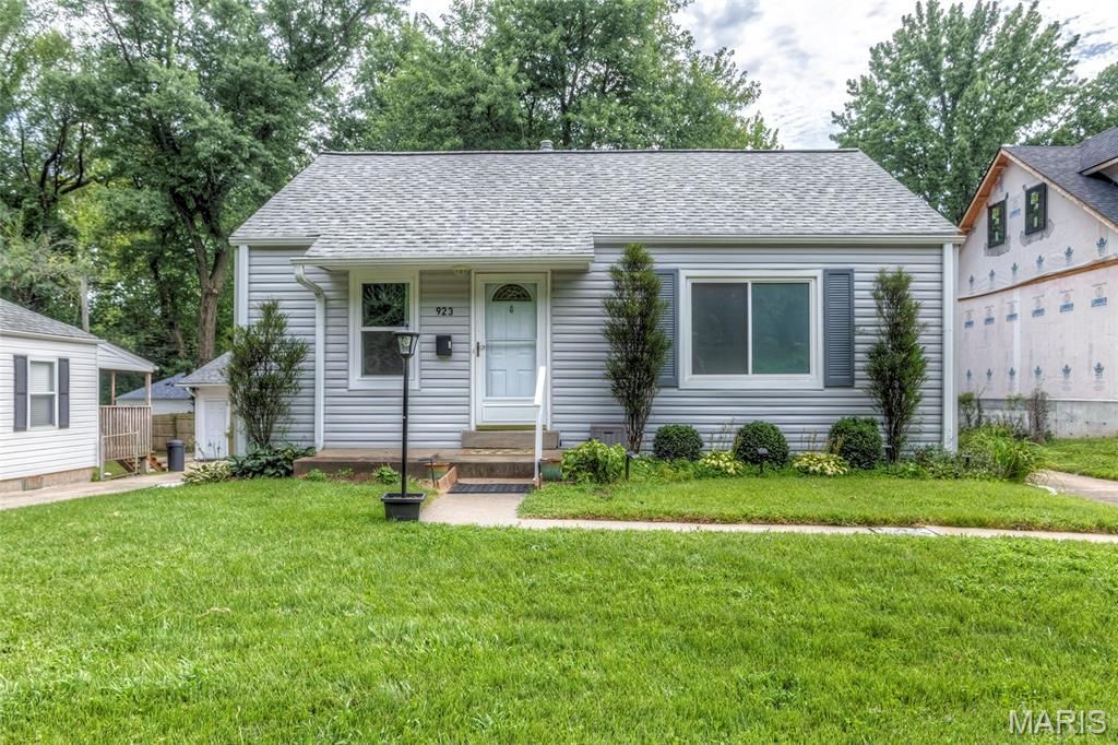 923 Tompkins Street, St Charles, MO 63301