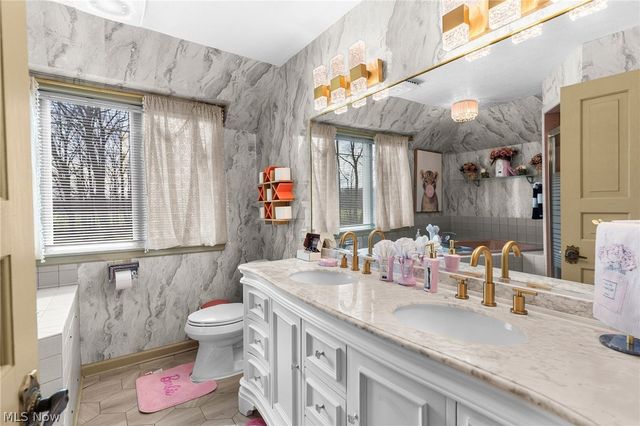 1969 Twin Oaks Drive, Girard, OH 44420