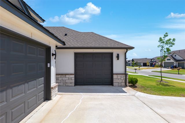 6807 S Indianwood Avenue W, Broken Arrow, OK 74011