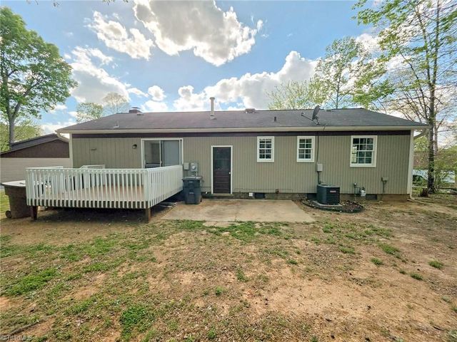 3 Woodlake Court, Greensboro, NC 27406