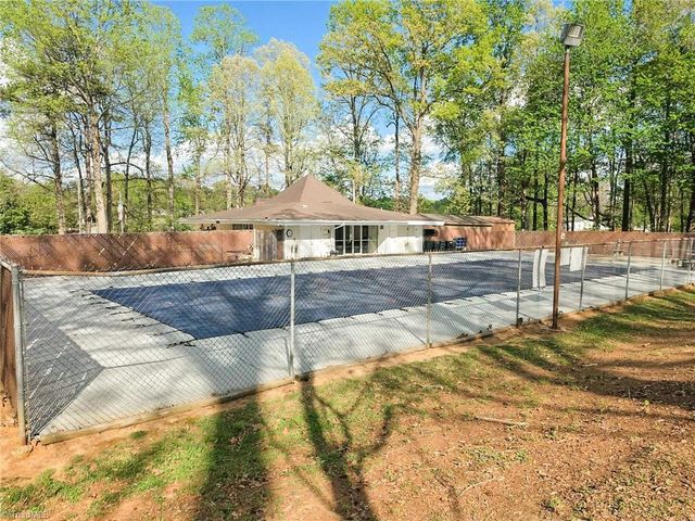 3 Woodlake Court, Greensboro, NC 27406