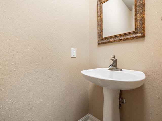 289 Serene Hollow LN, Buda, TX 78610