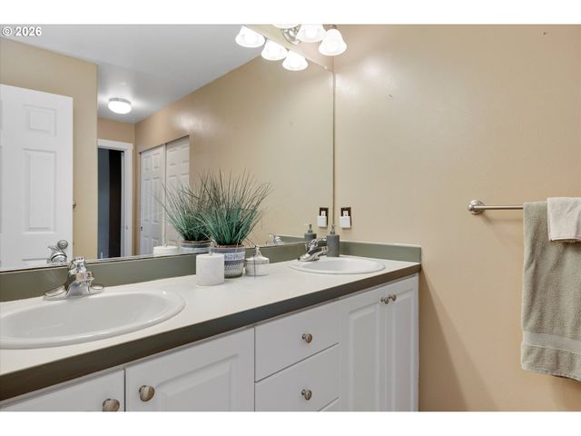 5584 Ne CADDIS Dr, Hillsboro, OR 97124
