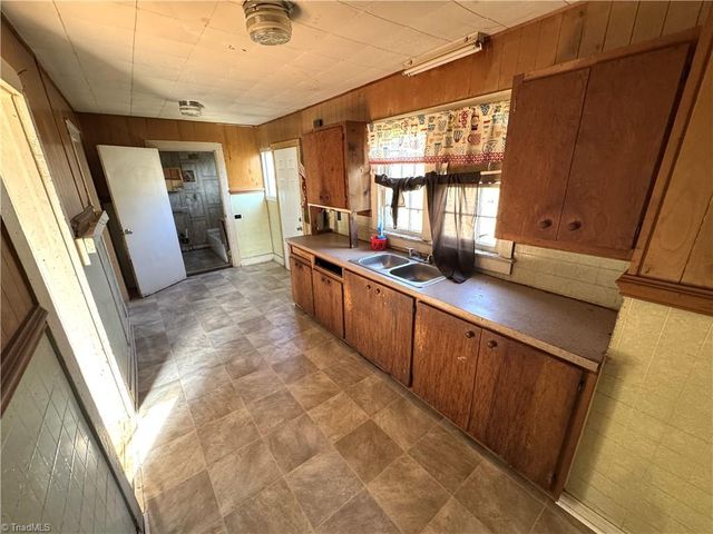 1211 NE 22nd Street, Winston-salem, NC 27105