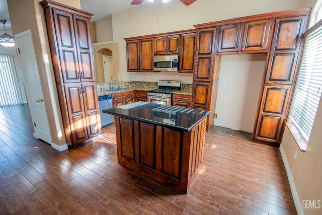 9508 Bard Court, Bakersfield, CA 93311