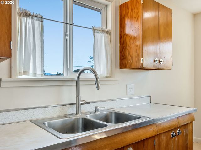 92277 YOUNGS RIVER Rd, Astoria, OR 97103