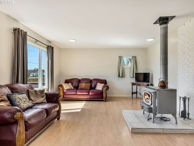 92277 YOUNGS RIVER Rd, Astoria, OR 97103
