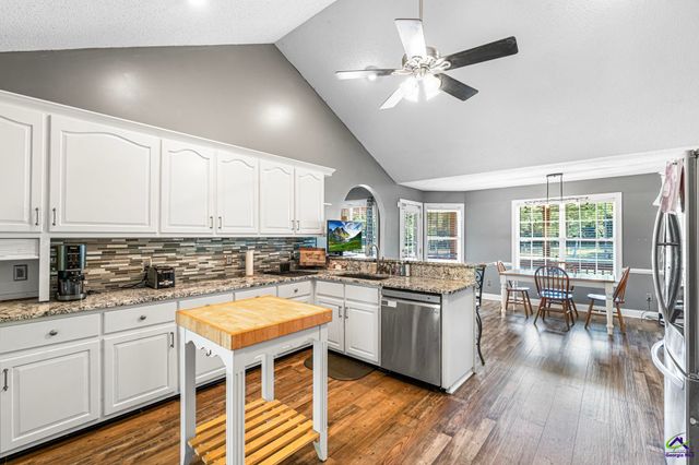 370 Twin Lakes Drive, Gray, GA 31032