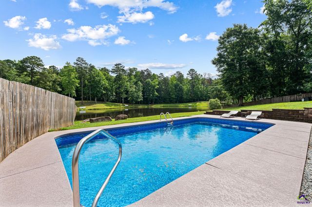 370 Twin Lakes Drive, Gray, GA 31032